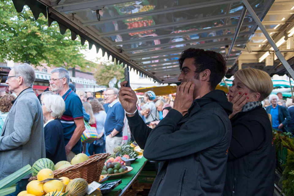 Flash­mob auf dem Wochenmarkt